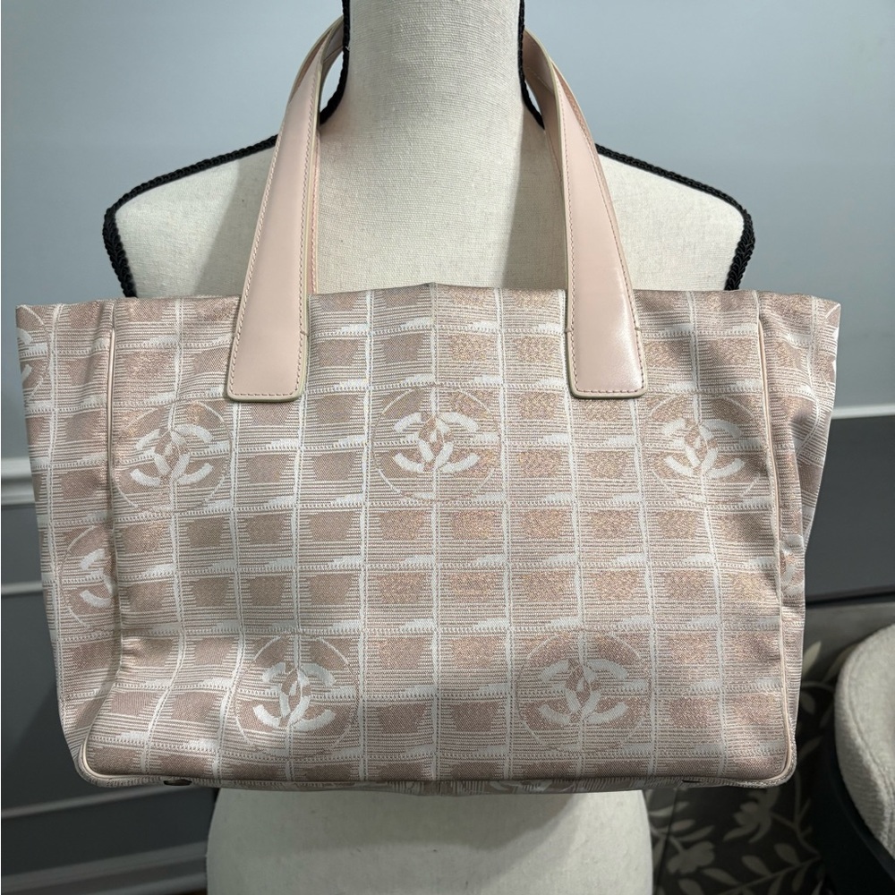 CHANEL Cream Tote Bag with Geometric Pattern